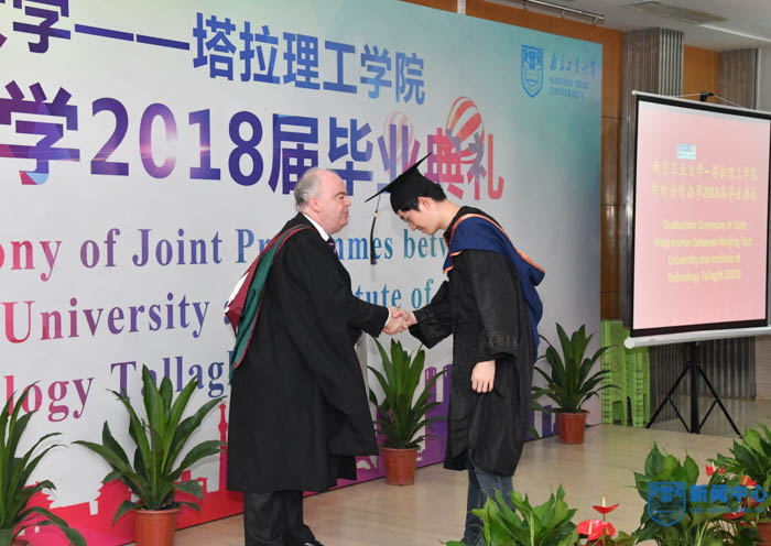 5.Thomas StoneУ��Ϊ��ҵ����һ�䷢Уѧλ֤��.jpg